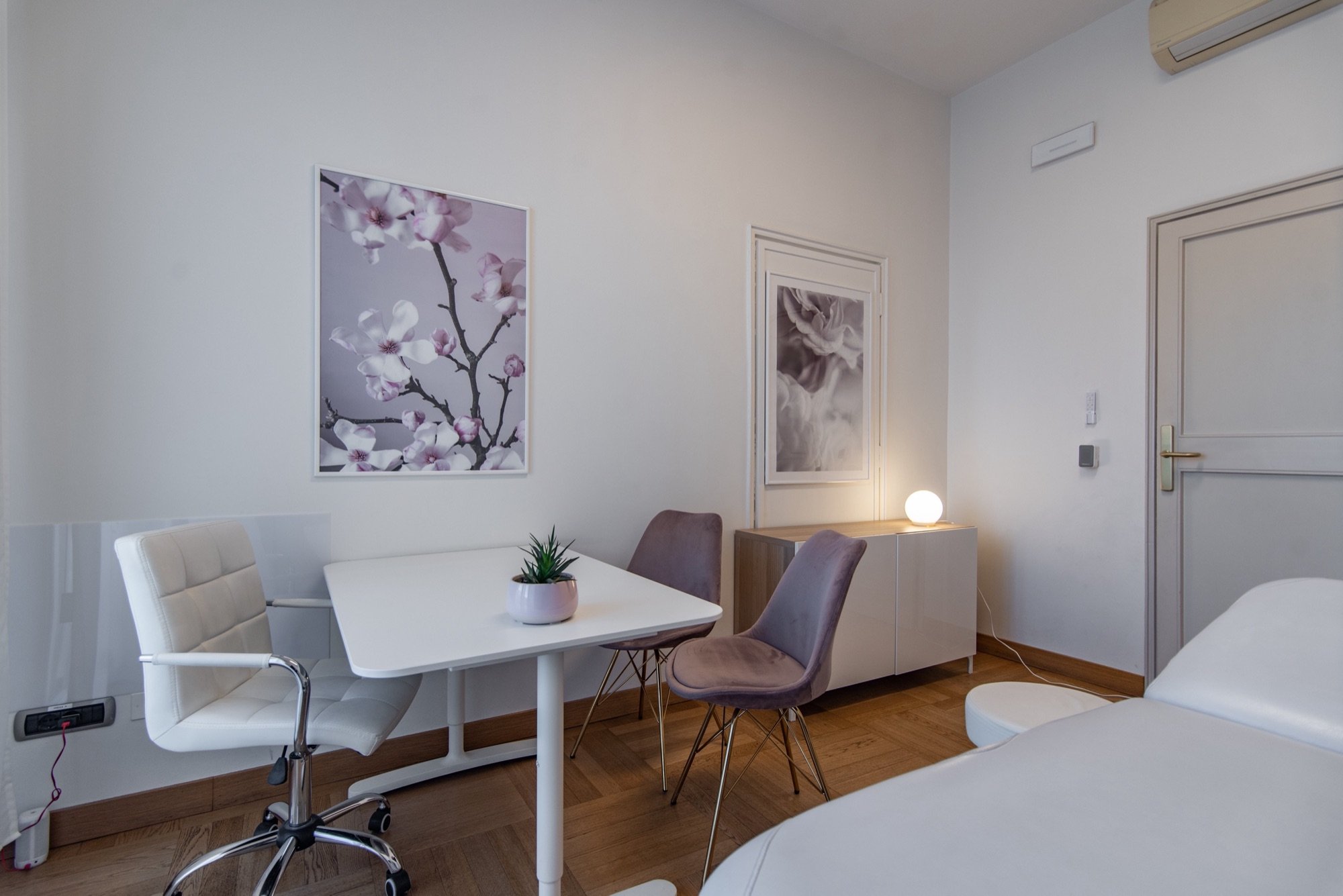 Tavolo colloquio con sedute e quadri decorativi in studio professionale Top presso Spatium Missori, Milano