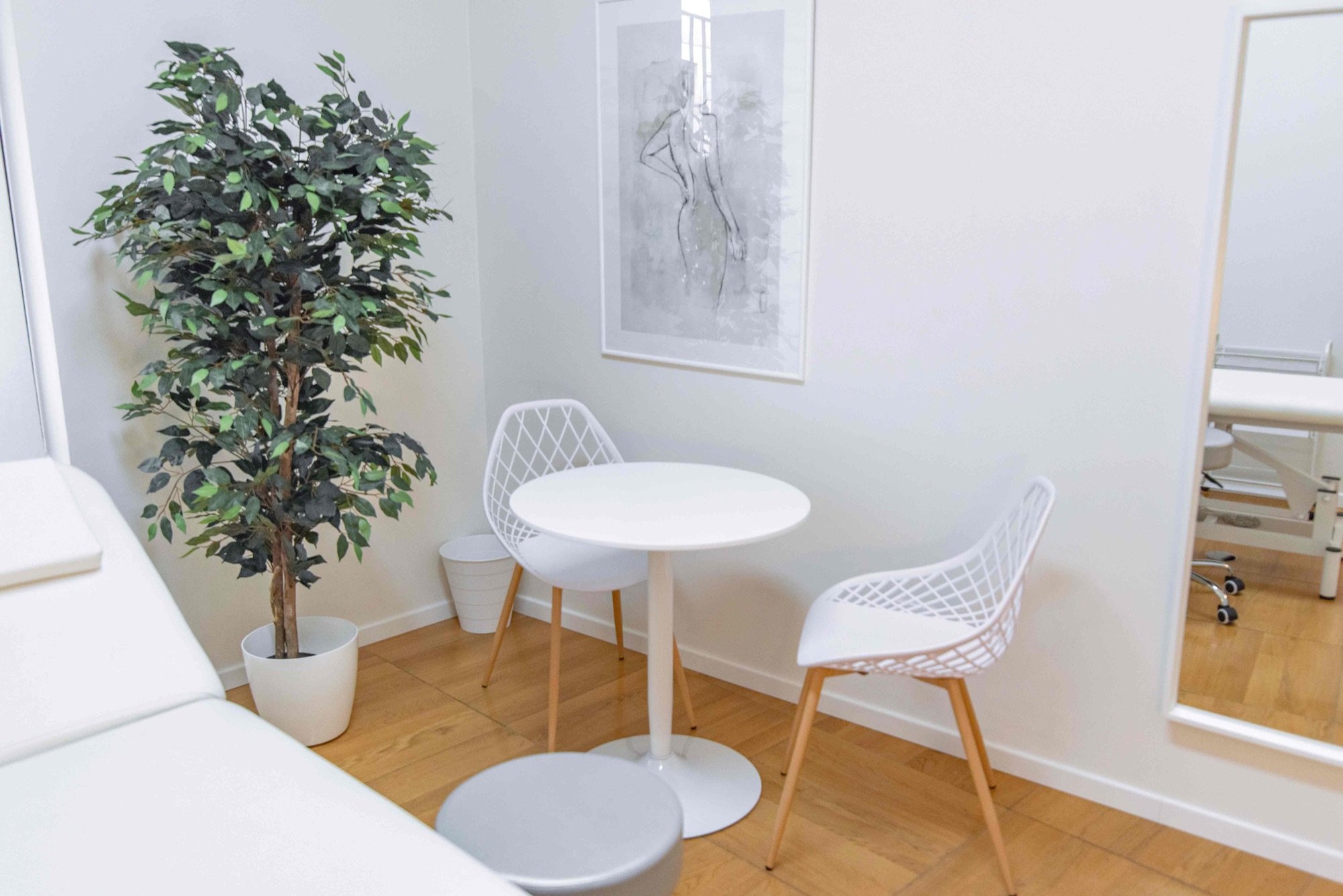 Tavolo rotondo con sedute e pianta in studio professionale Premium presso Spatium Corso Italia, Milano
