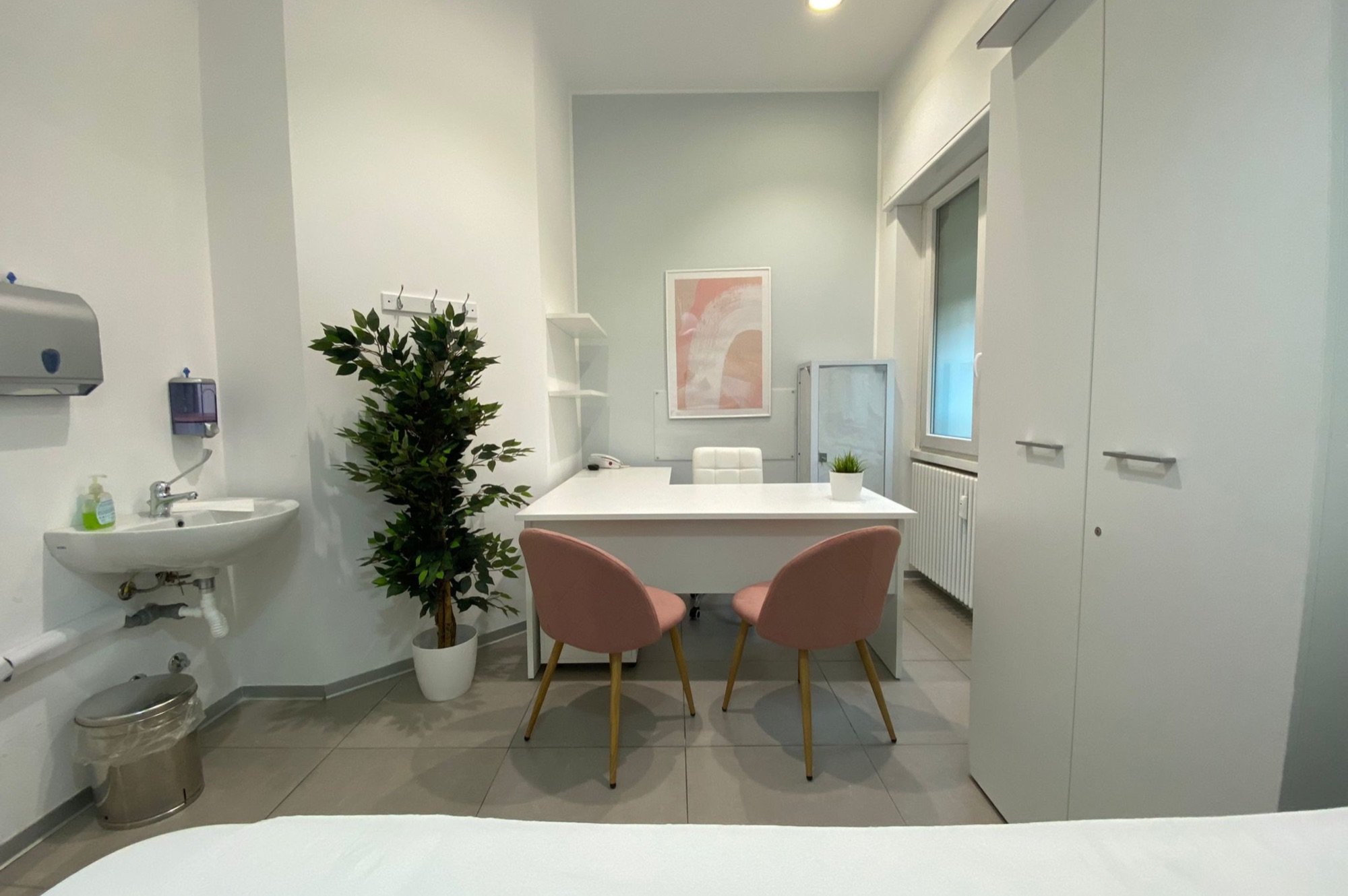 Tavolo colloquio con sedute, lavabo e armadio in studio professionale Top presso Spatium Triante, Monza