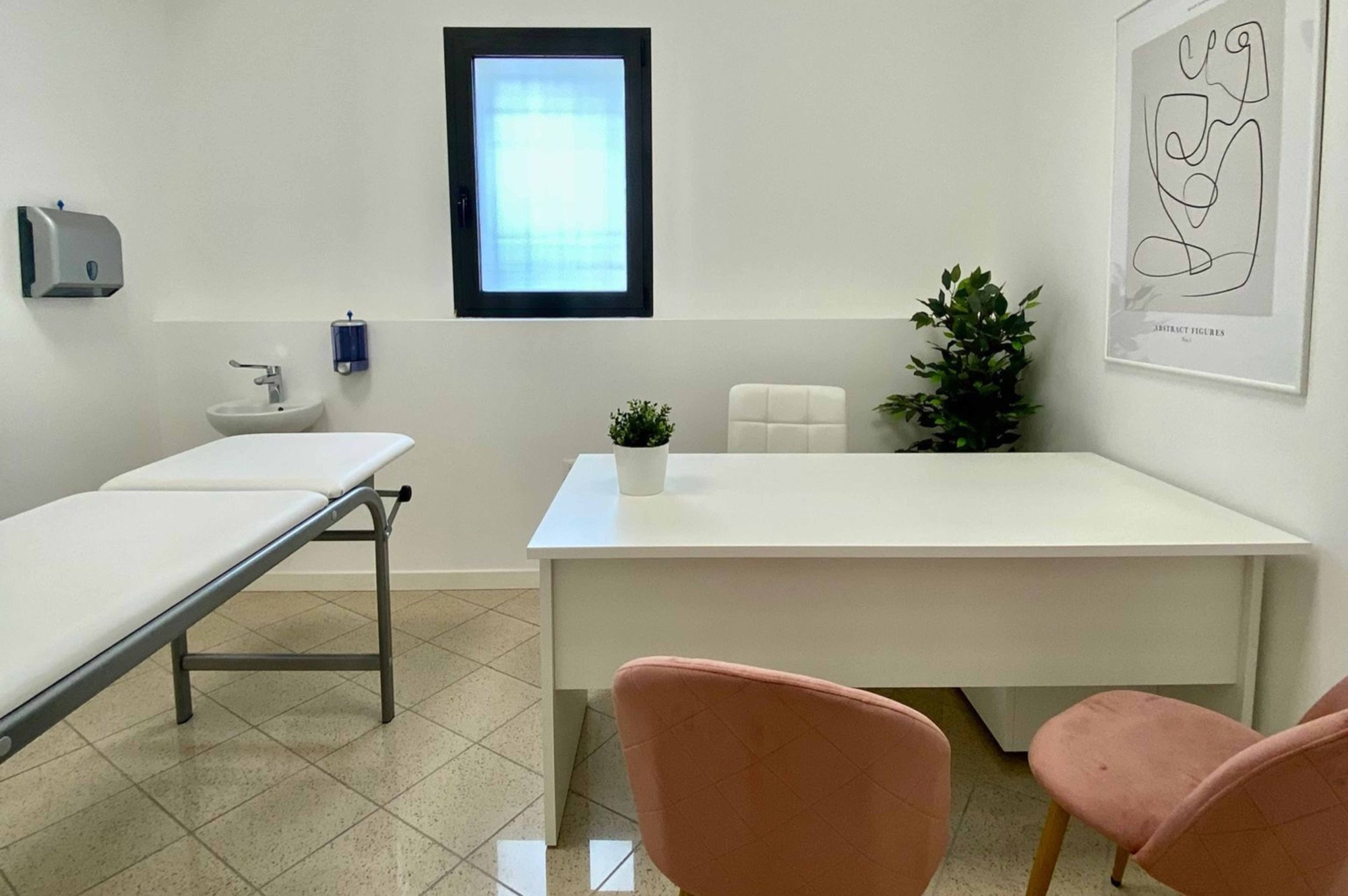 Lettino da visita con scrivania e sedute rosa in studio professionale Standard Spatium