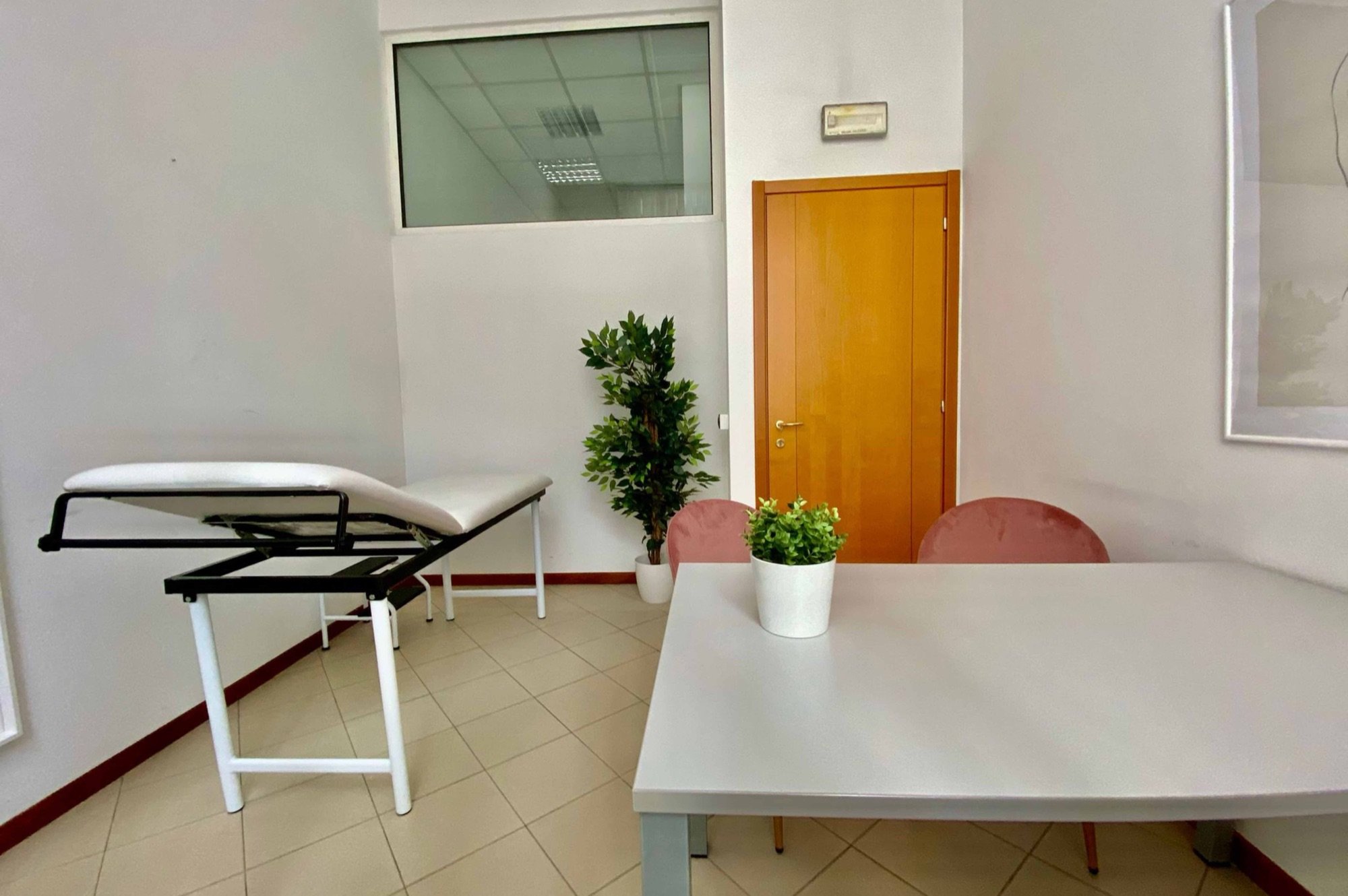 Tavolo colloquio in primo piano con lettino portatile in studio professionale presso Spatium San Giacomo, Vigevano